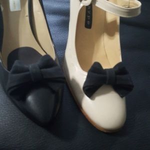 MUSI shoe clips. Black suede bows.